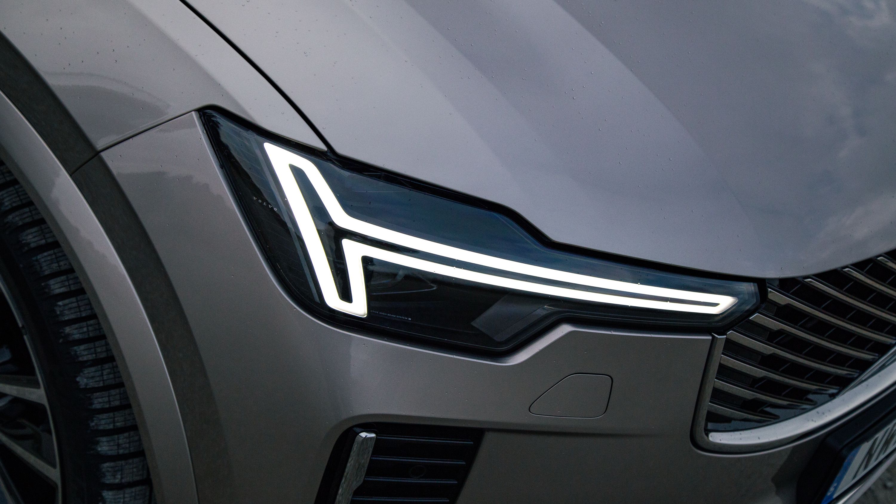 2025 Volvo XC90 Bright Dusk Headlight Detail (3)