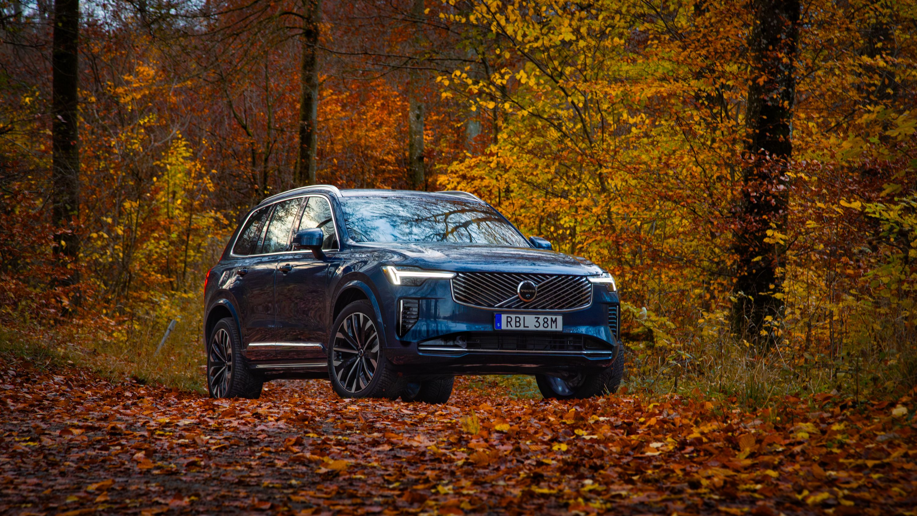 2025 Volvo XC90 Front 3-4 Fall Leaves (2)