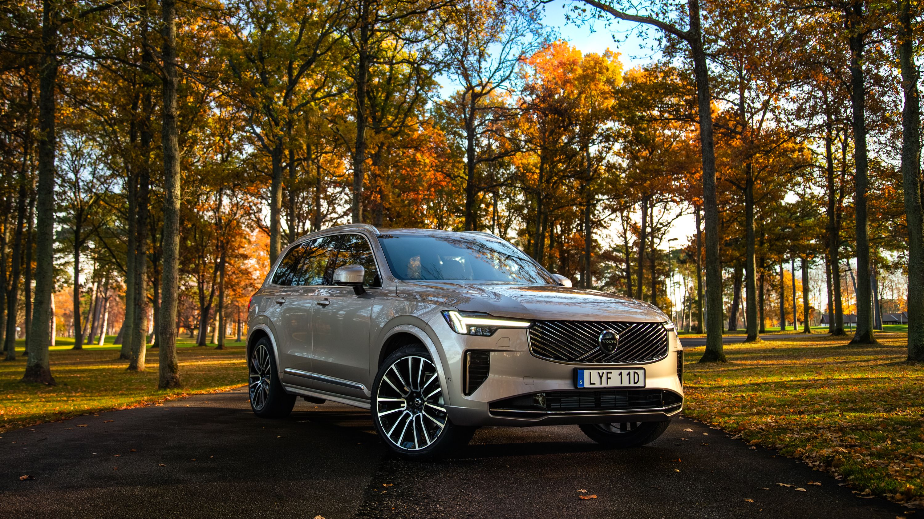2025 Volvo XC90 T8 Bright Dusk Golf Course Front 3-4 (2)