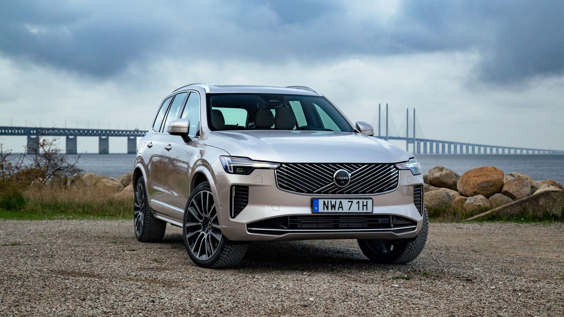 2025 Volvo XC90 T8 Plug-In Hybrid (1)