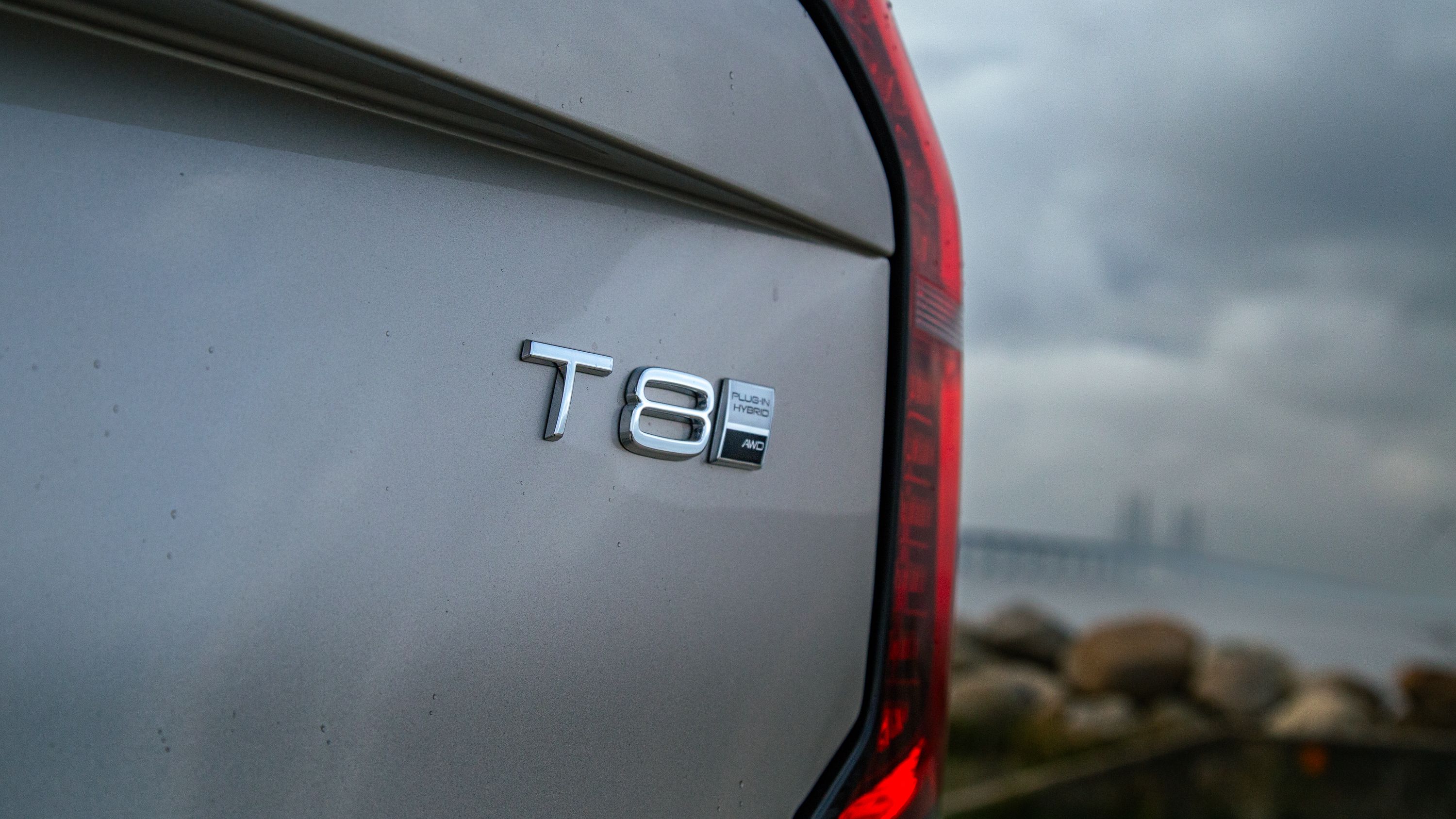 2025 Volvo XC90 T8 Rear Detail Bright Dusk (2)