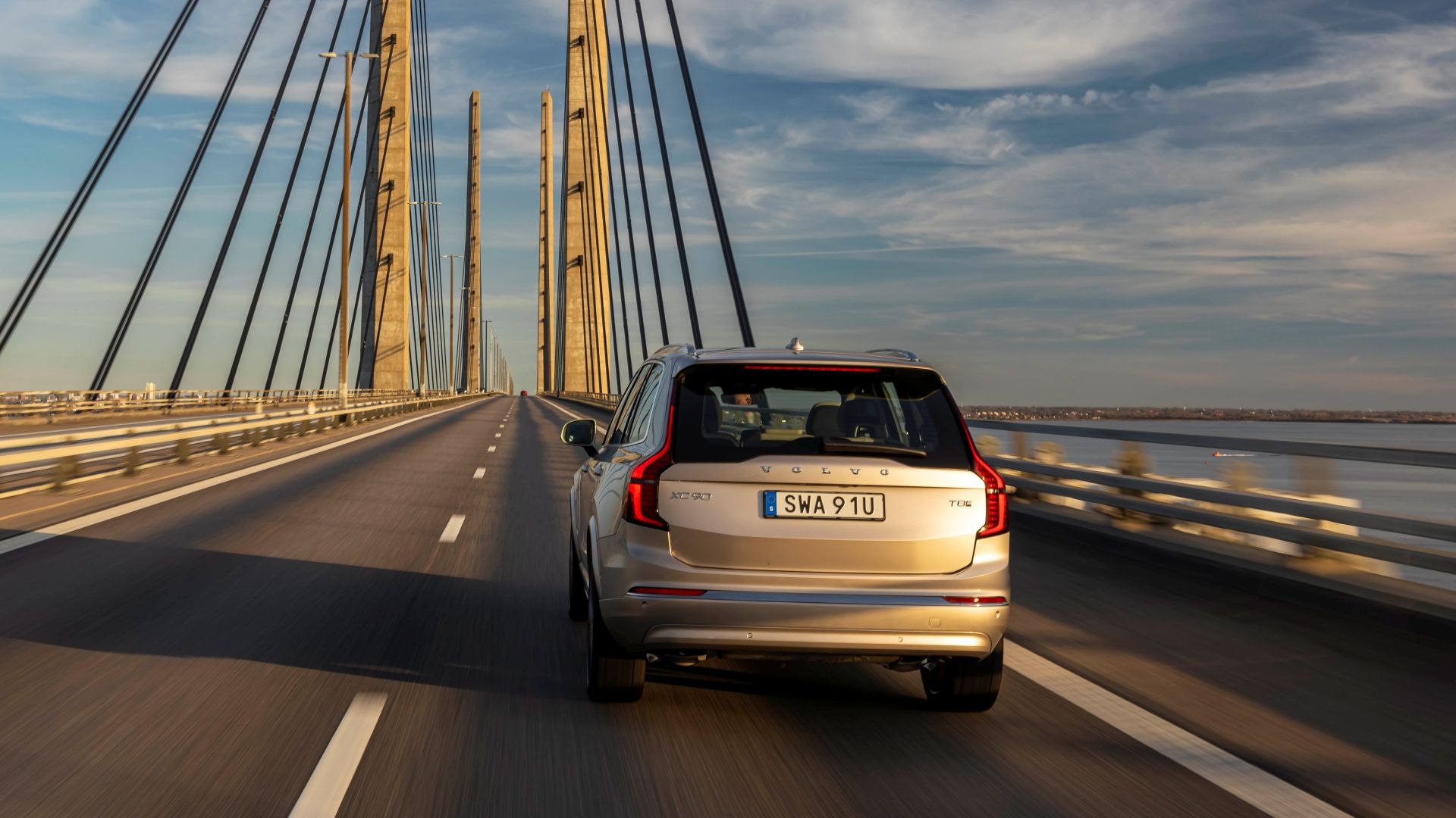 New Volvo XC90 T8 - dynamic 05