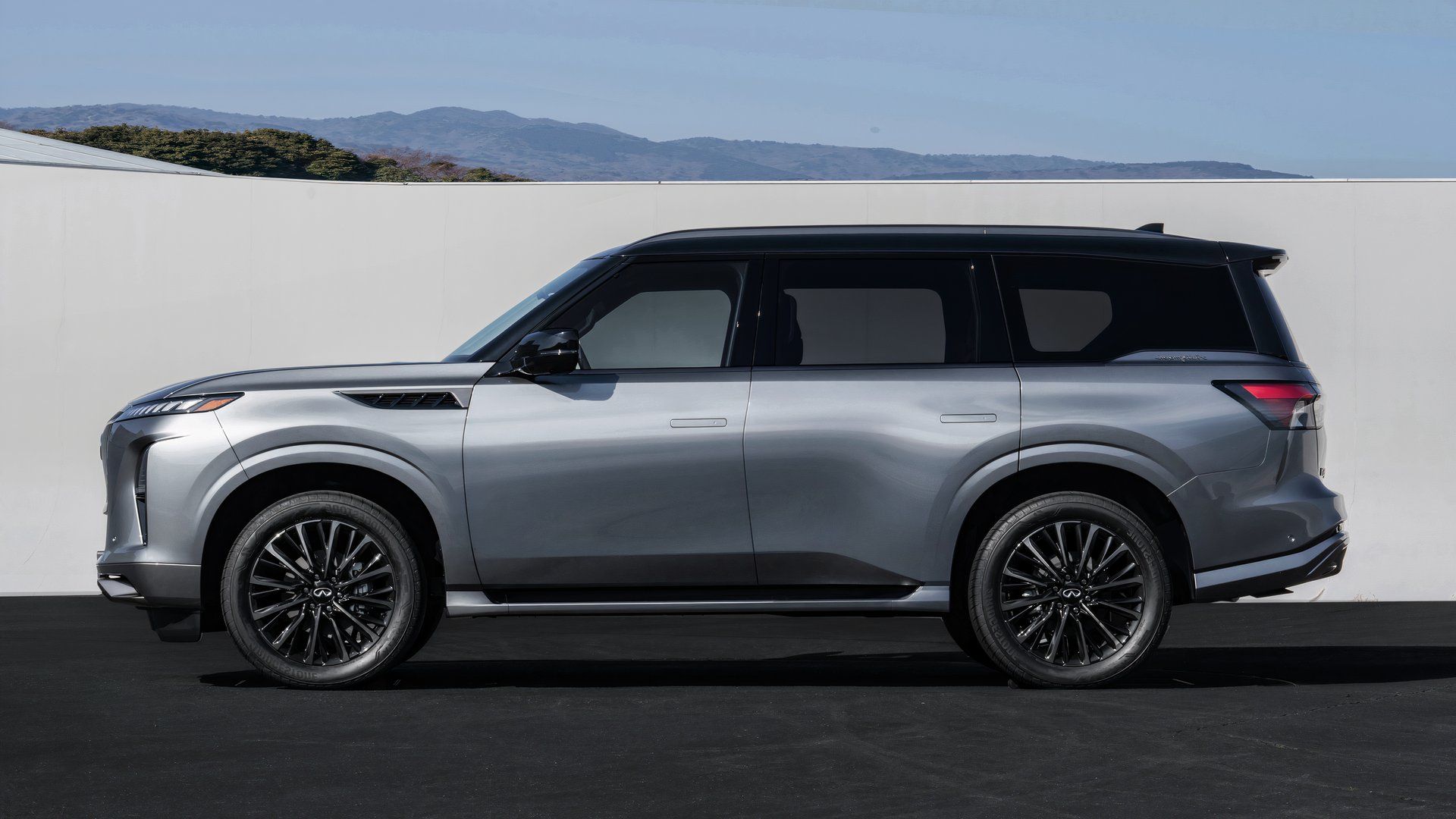 2025 Infiniti QX80 exterior