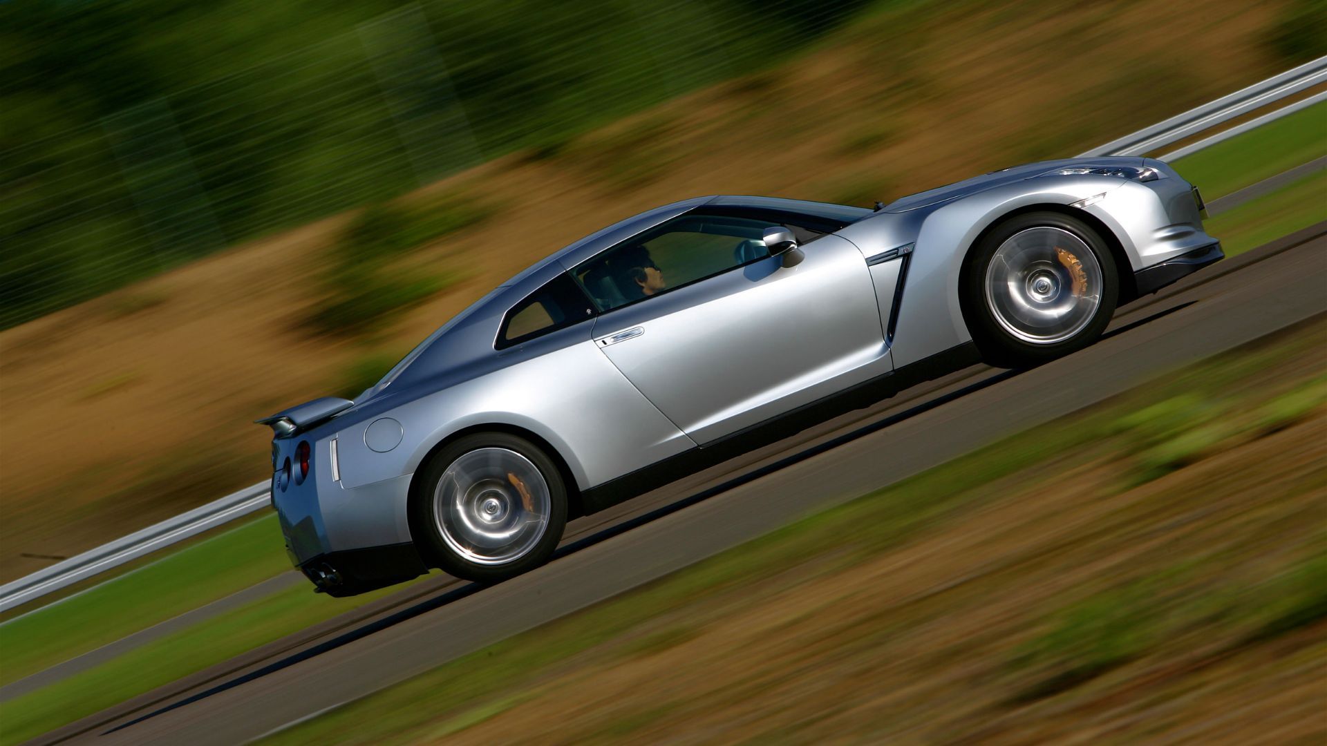 2009-2011 Nissan GT-R - side angle 