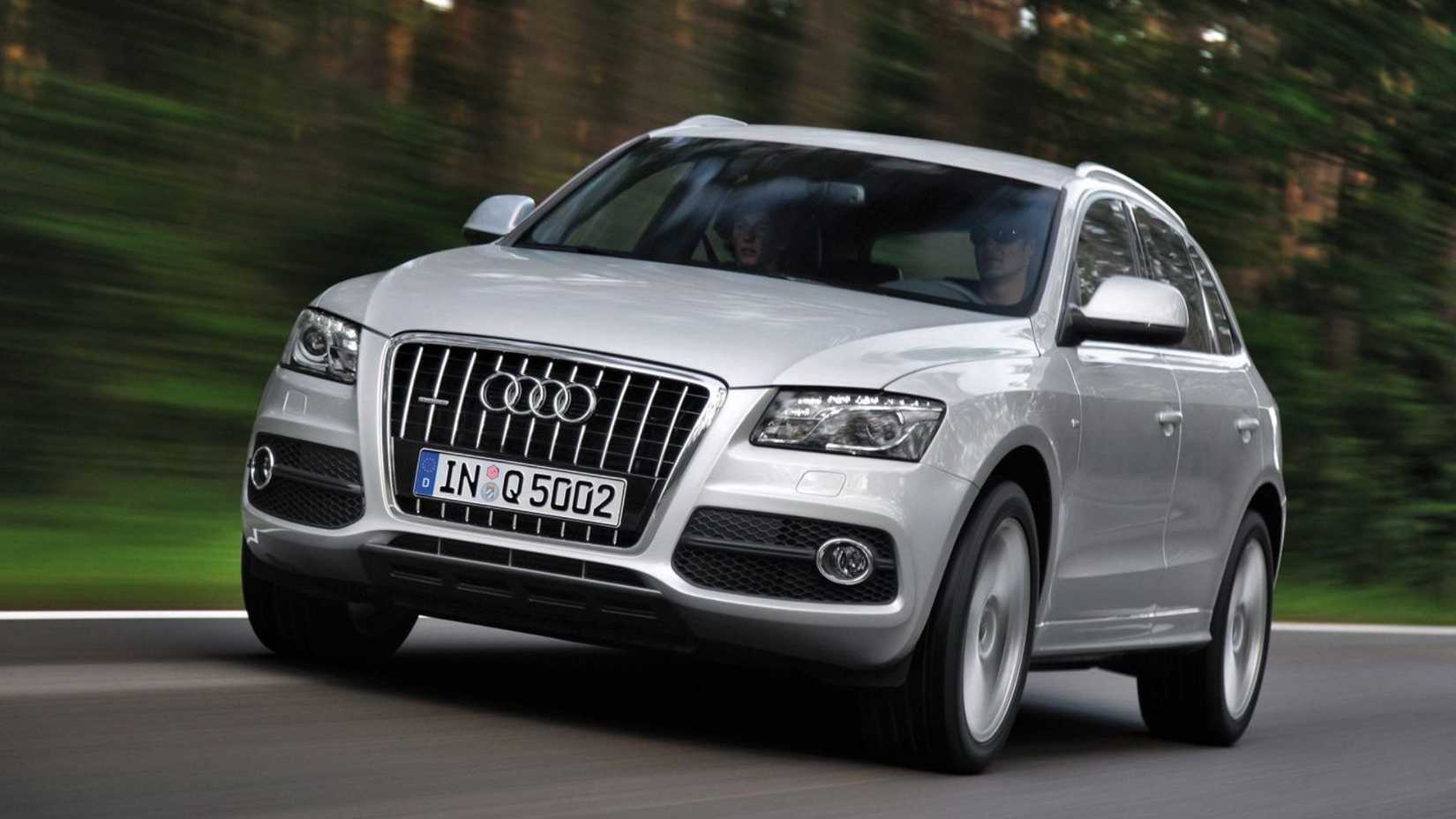 2009-2011 Audi Q5 Silver Front Angled View Driving
