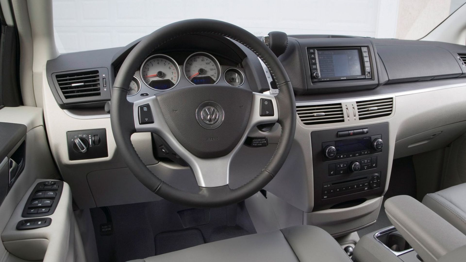 2010 Volkswagen Routan Pricing, Photos & Specs