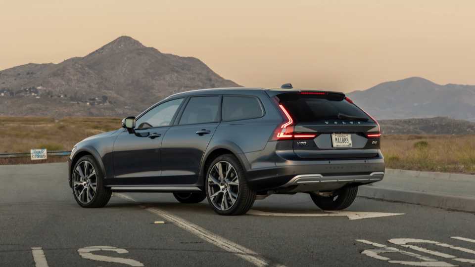 2025 Volvo V90 Cross Country Pricing, Photos & Specs