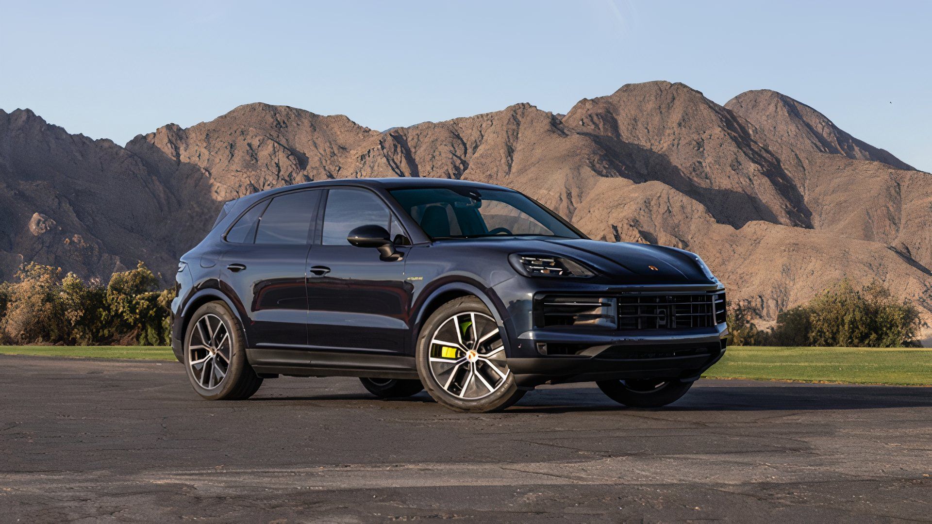 2024 Porsche Cayenne E-hybrid front quarter-1