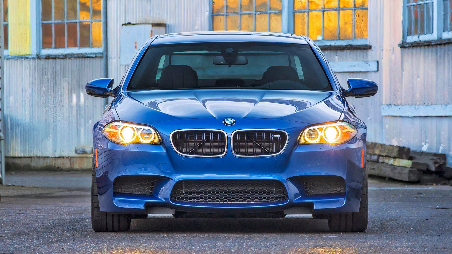 2014 BMW M5 F10 Blue Front Lights On