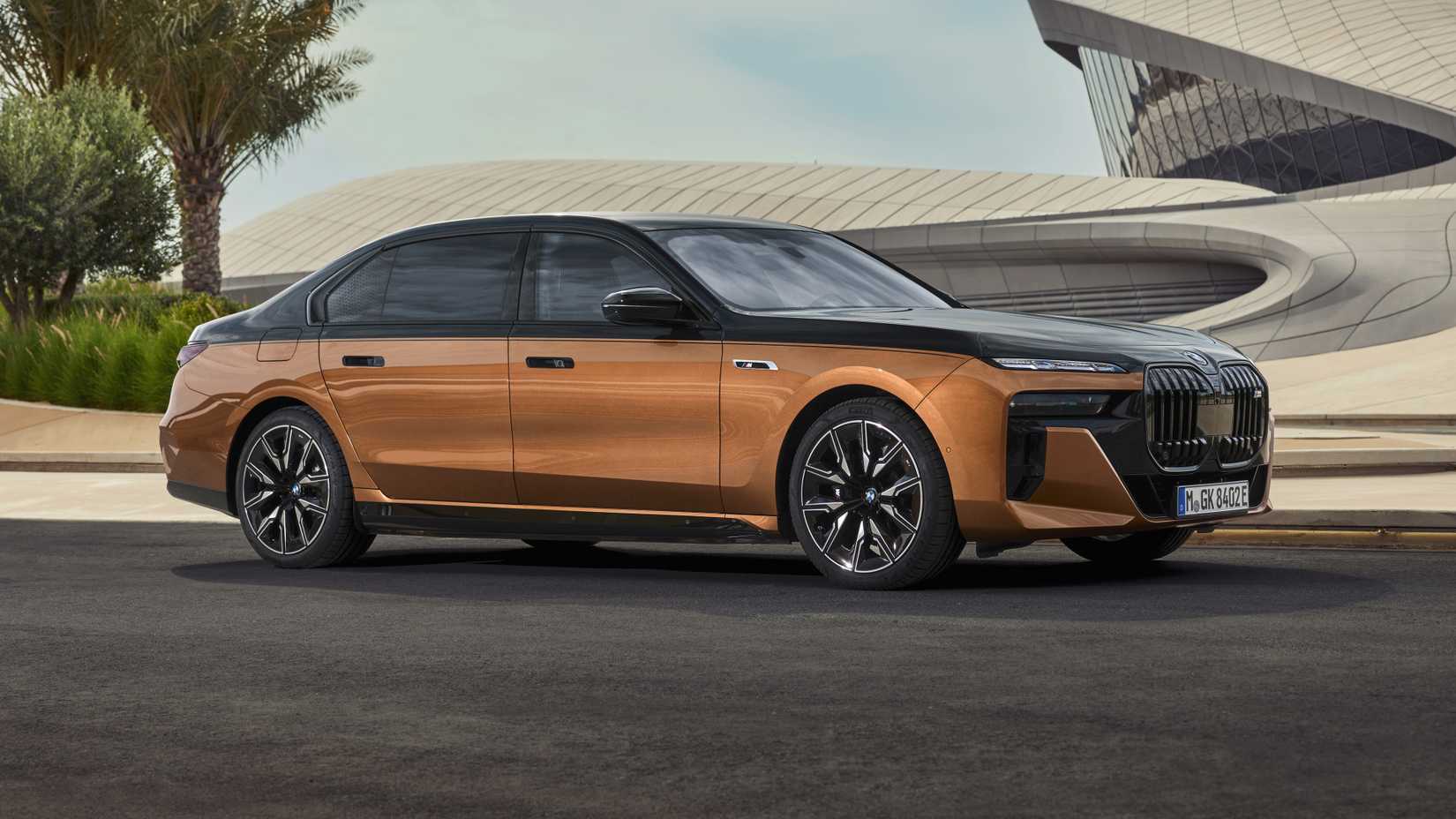 2024 BMW i7 M70 xDrive front 3/4