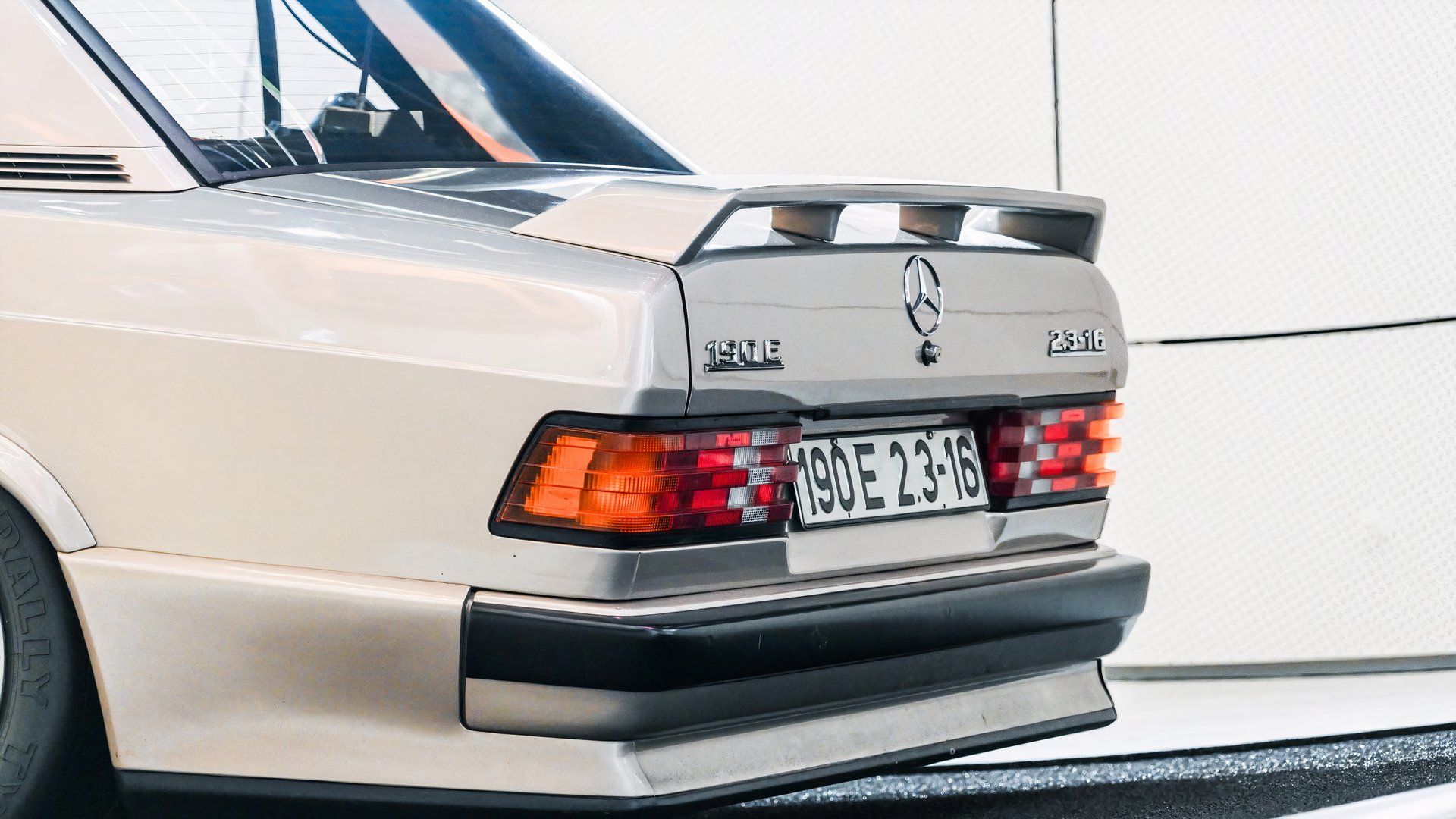 その他 Mercedes Benz 190E 2.3-16 RECORD BREAKER The Mercedes 190 E 2.3-16 Achieved A Distance Record At The Nardo Ring