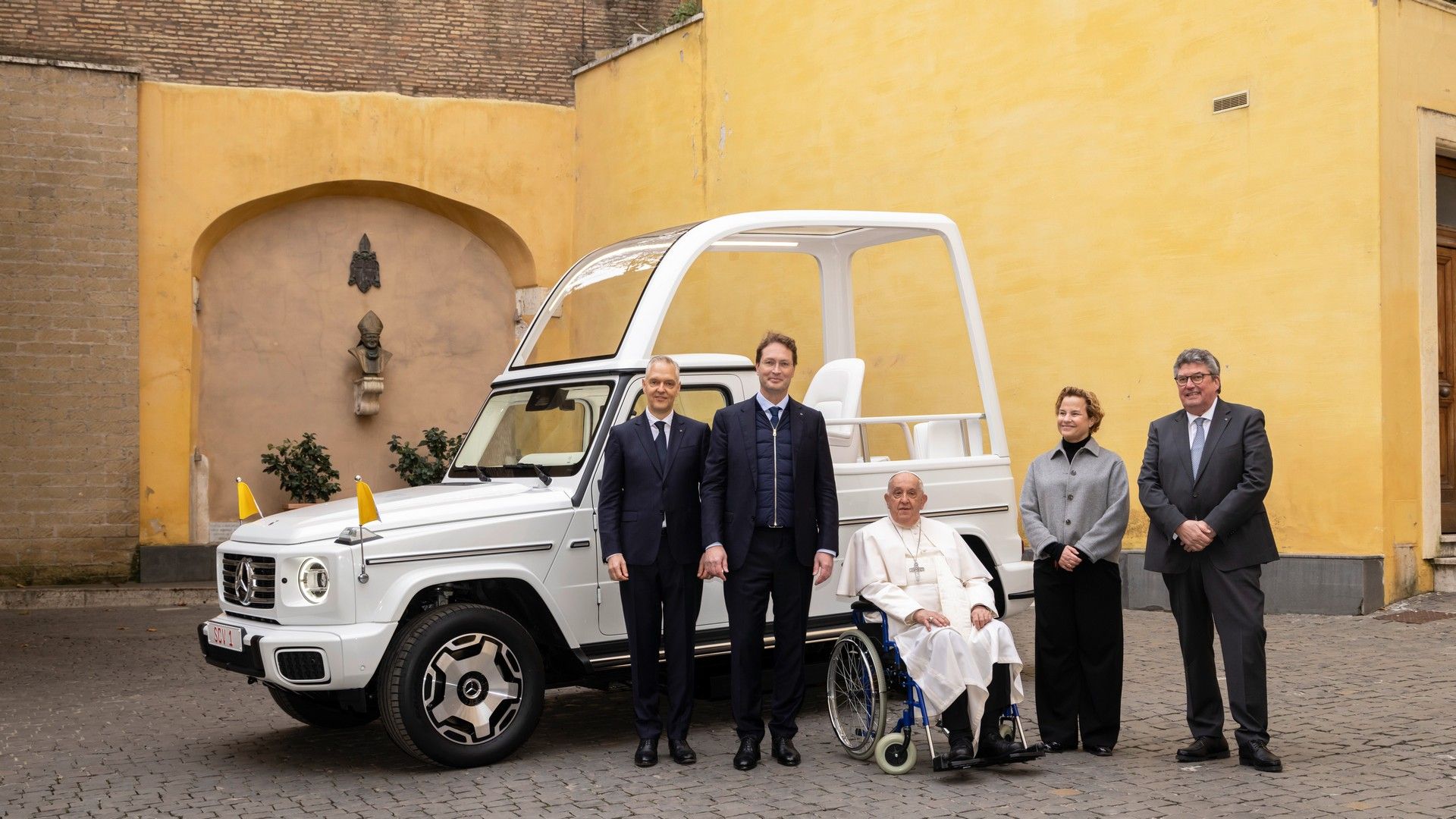 Mercedes-Benz G-Class Popemobile (15)