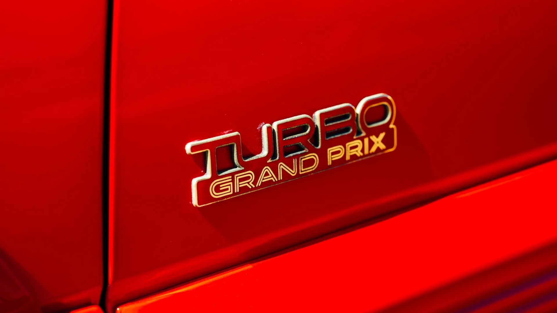 Turbodoładowany silnik, 205 KM i wyświetlacz head-up: krótka historia Pontiac Grand Prix STE Turbo
