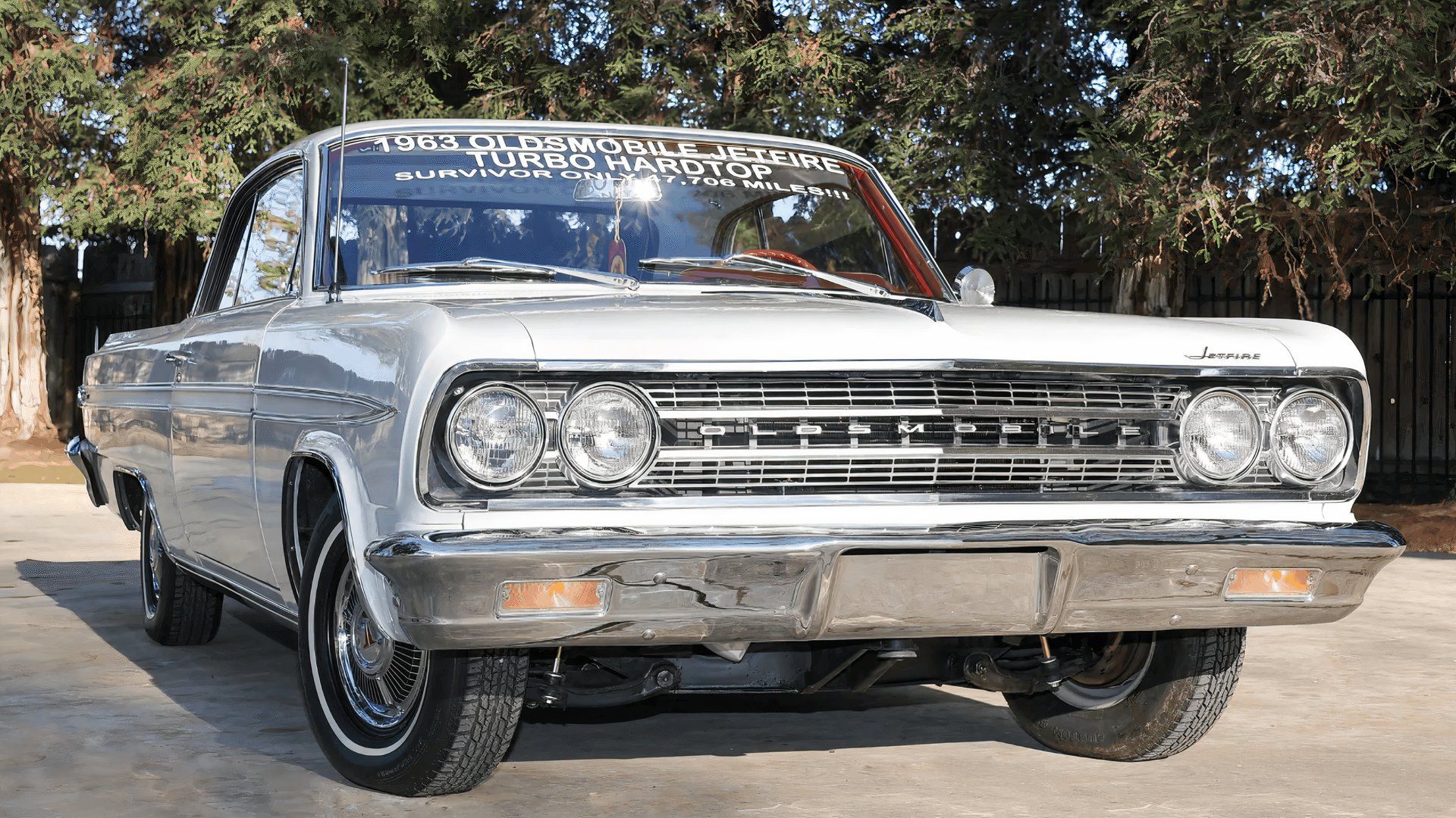 1962 Oldsmobile Jetfire front