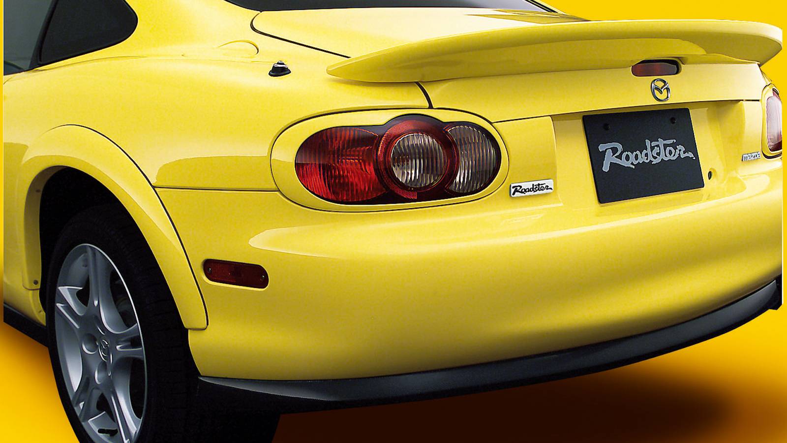 Una Mazda Roadster Coupe con tetto fisso, un'auto rara e costosa, in un garage