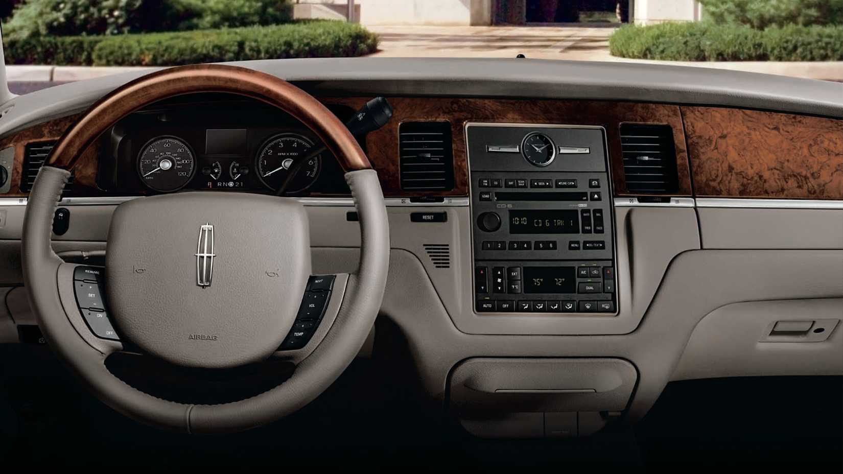 2009-2011 Lincoln Town Car Gray Interior Dashboard