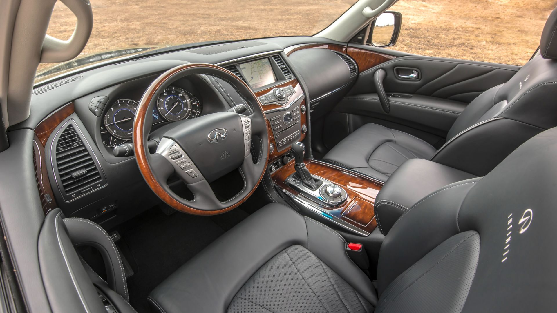 2015 인피니티 QX80는 새 고급차들을 부끄럽게 만드는 실내를 가지고 있다.