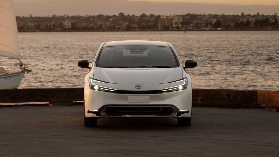2025 Toyota Prius Photo Gallery: Interior and Exterior