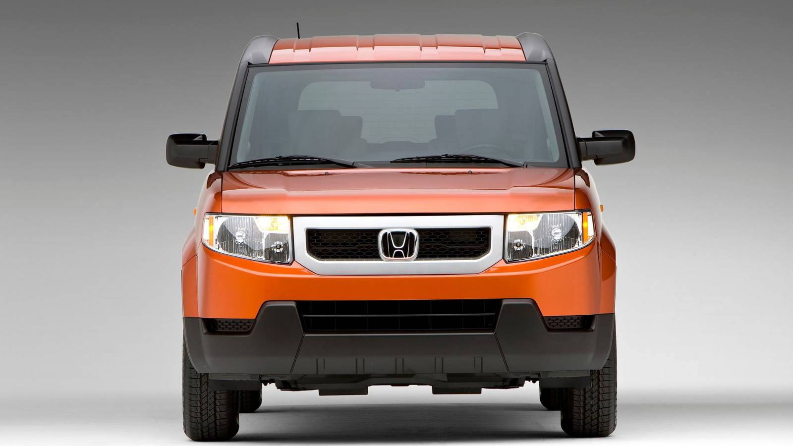 Immagine del Honda Element con dettagli esterni e interni, mostrando la sua caratteristica forma boxy e interni funzionali