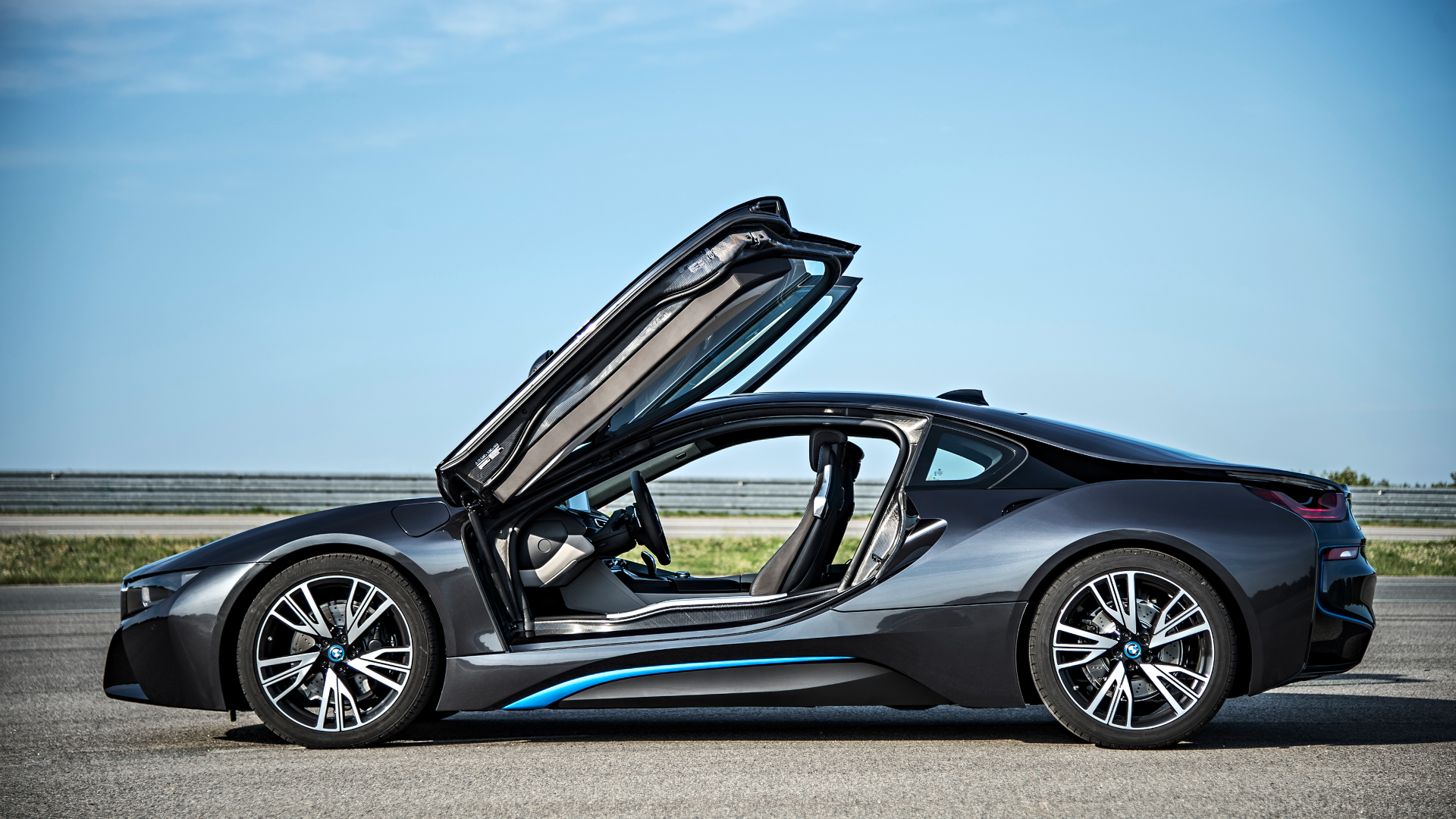 BMW의 가장 진보된 스포츠카가 람보르기니 스타일의 도어를 갖췄으며, 2026년 기준으로 매우 저렴한 가격에 구매 가능합니다.