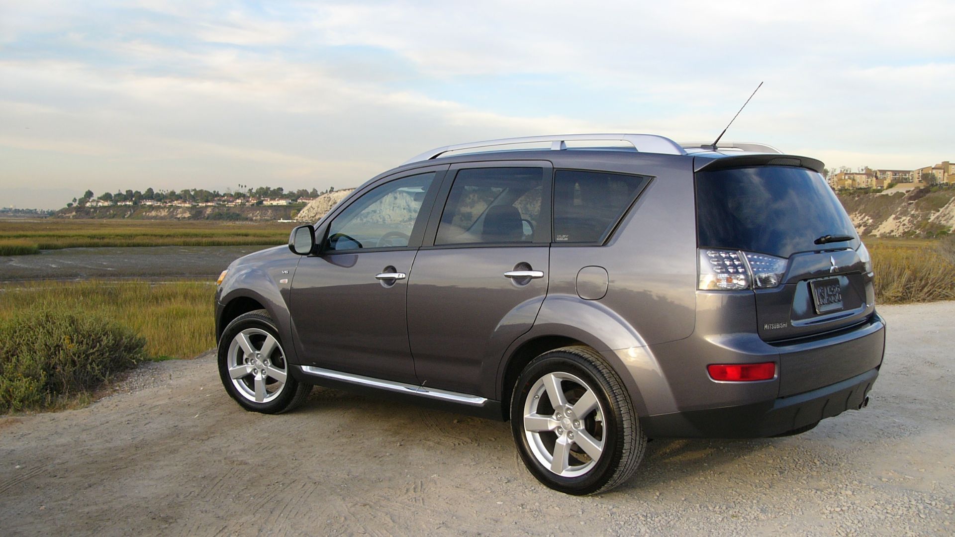 2008 Mitsubishi Outlander Pricing, Photos & Specs