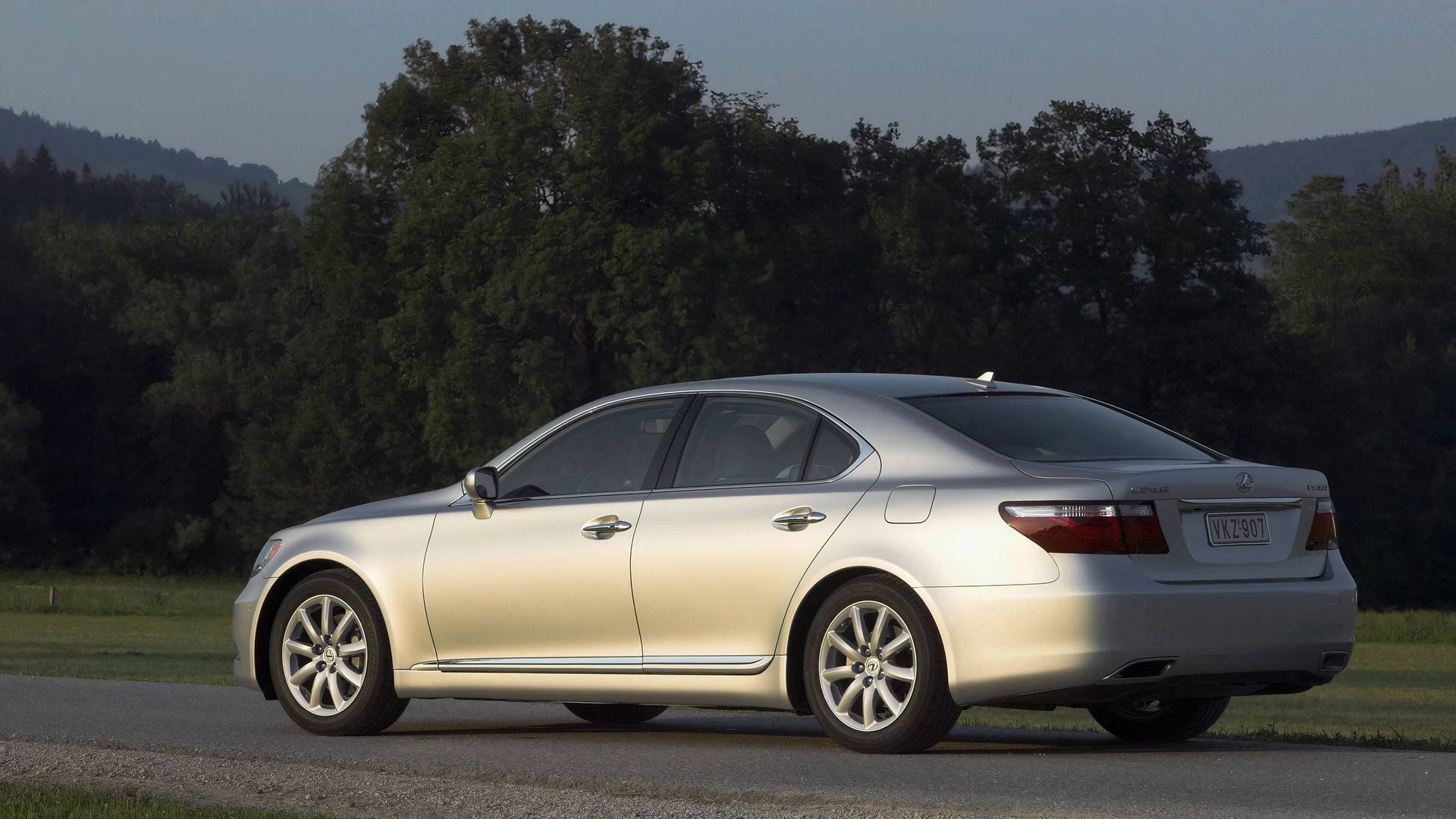 10 Cheap V8-Powered Luxury Cars That Won't Let You Down