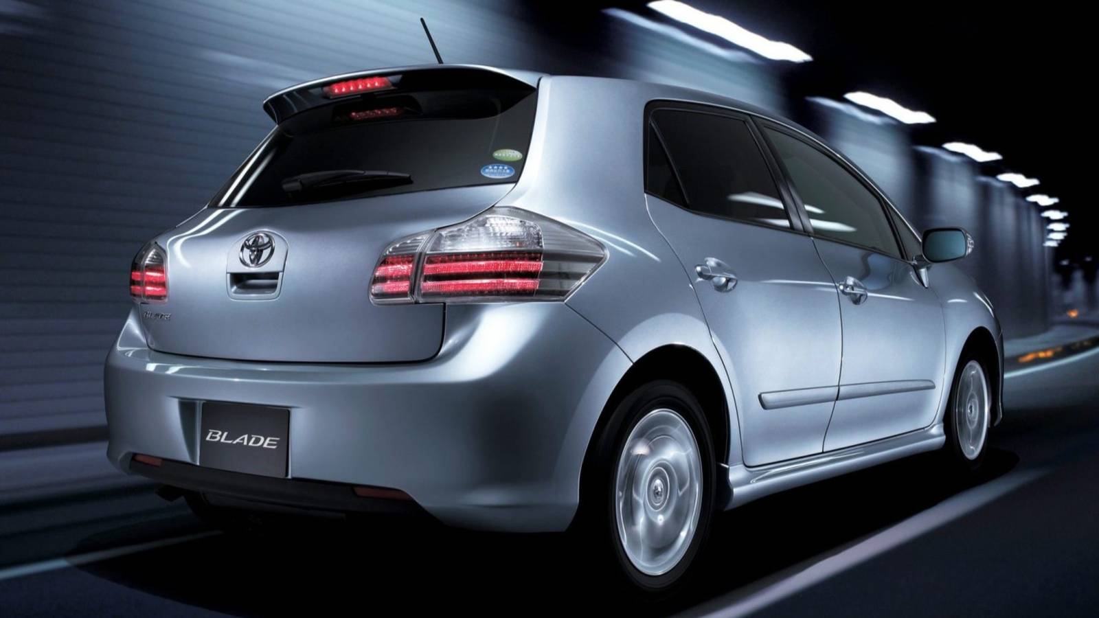 Toyota Blade Master G, un hot hatch con motore V6 raro, in mostra con dettagli esterni e interni