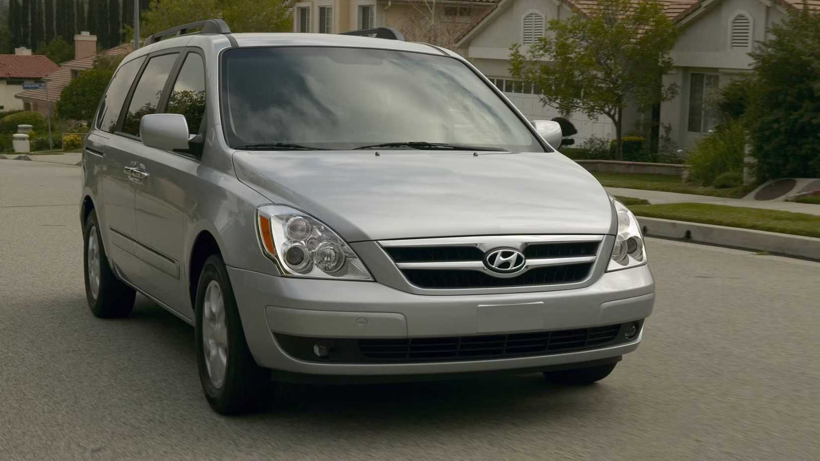 The Hyundai Entourage Minivan Is A Bargain In 2026