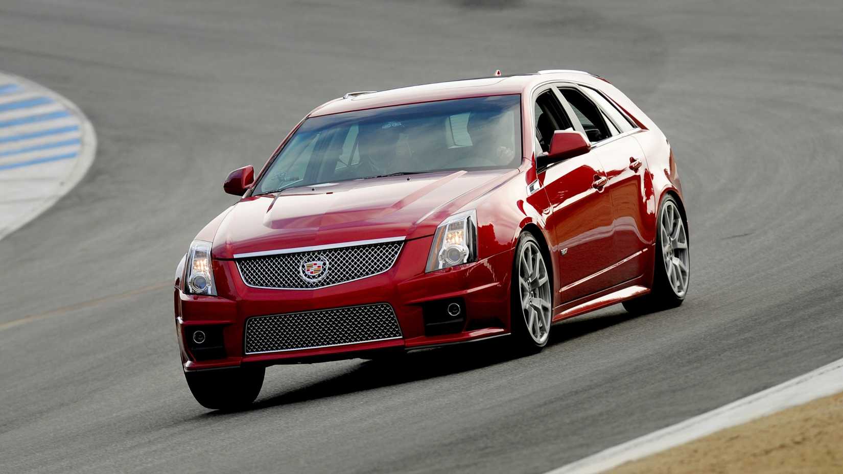 Cadillac CTS-V Sports Wagon 2014, vermelha, vista frontal em ângulo, condução em pista (3/4).