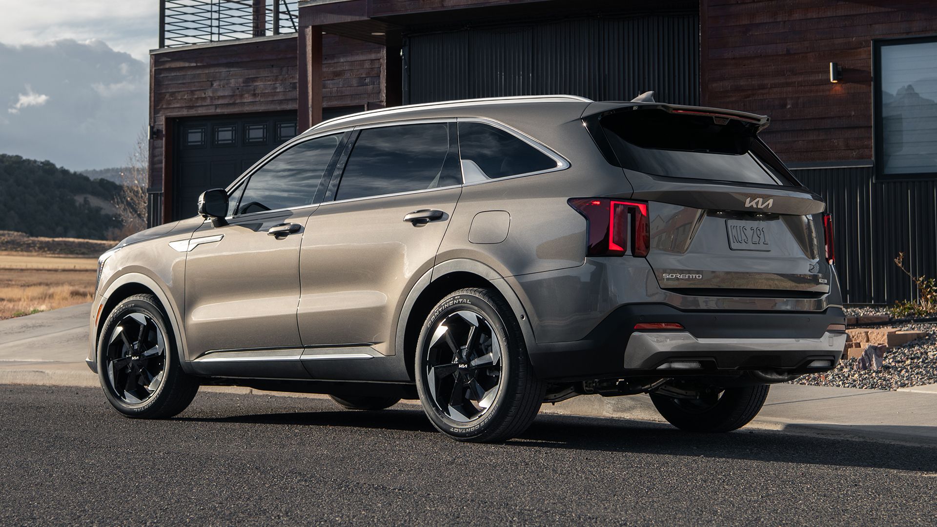 Kia Sorento PHEV 2025 года, бронзовый, вид сзади, угловой вид