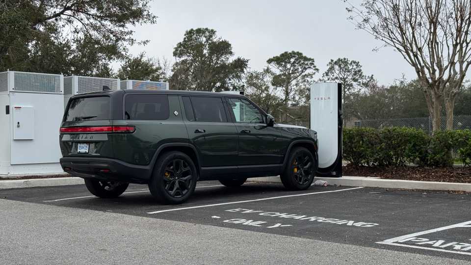 2025 Rivian R1S SUV Pricing, Photos & Specs
