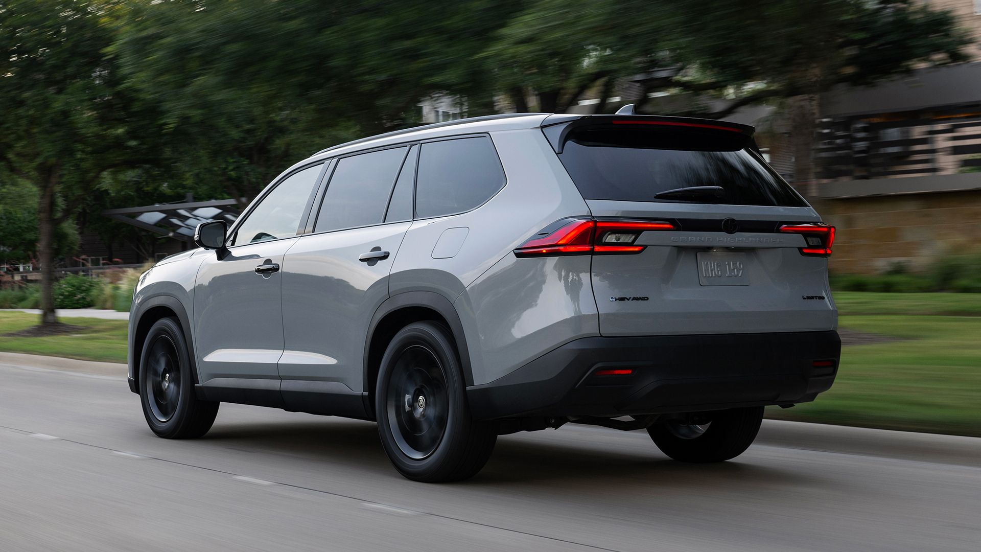 Лучшие среднеразмерные SUV 2025 года