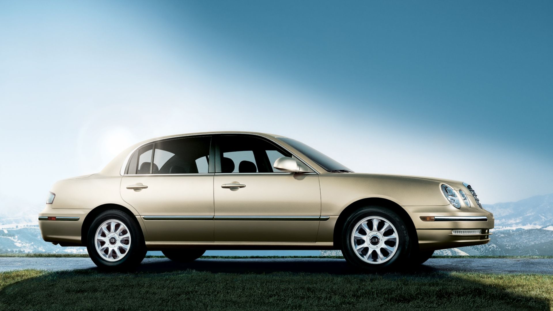 2005 Kia Amanti Gold Side View