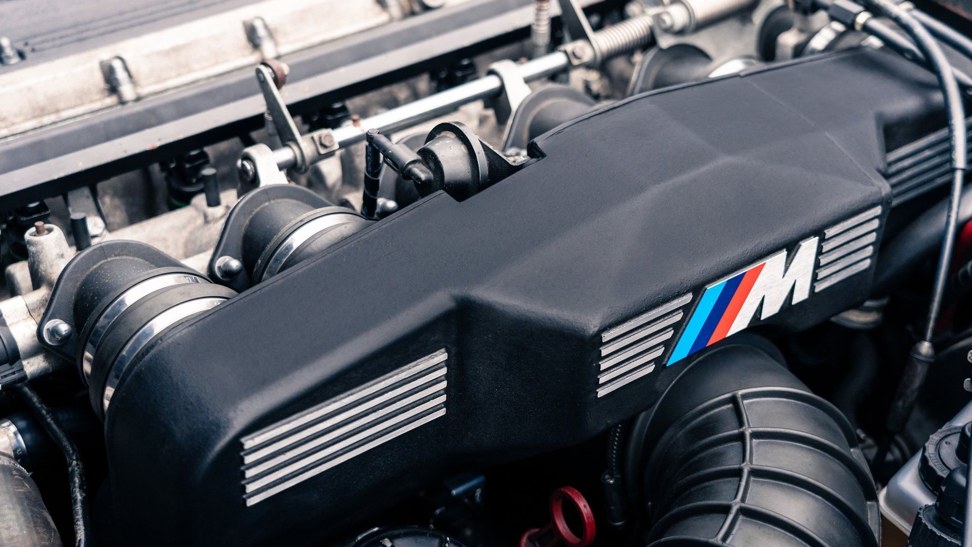 A Four-Door Lotus Gave The BMW M5 A Proper Beatdown In The '90s