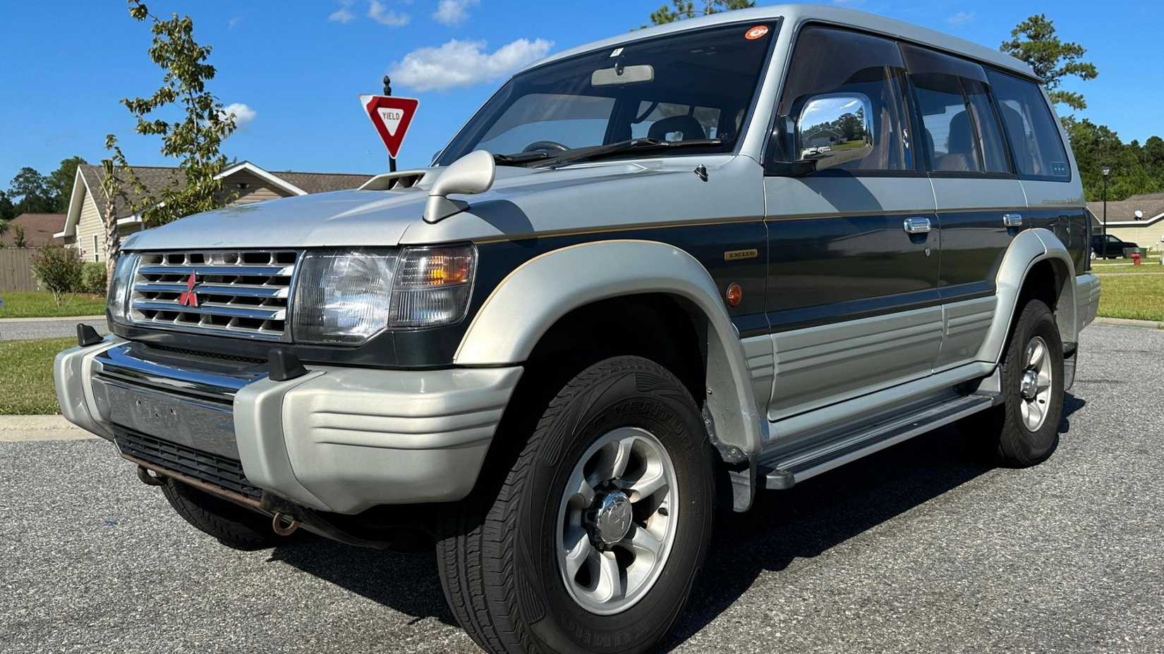 1995 Mitsubishi Pajero srebrno/plavi kutni pogled sprijeda