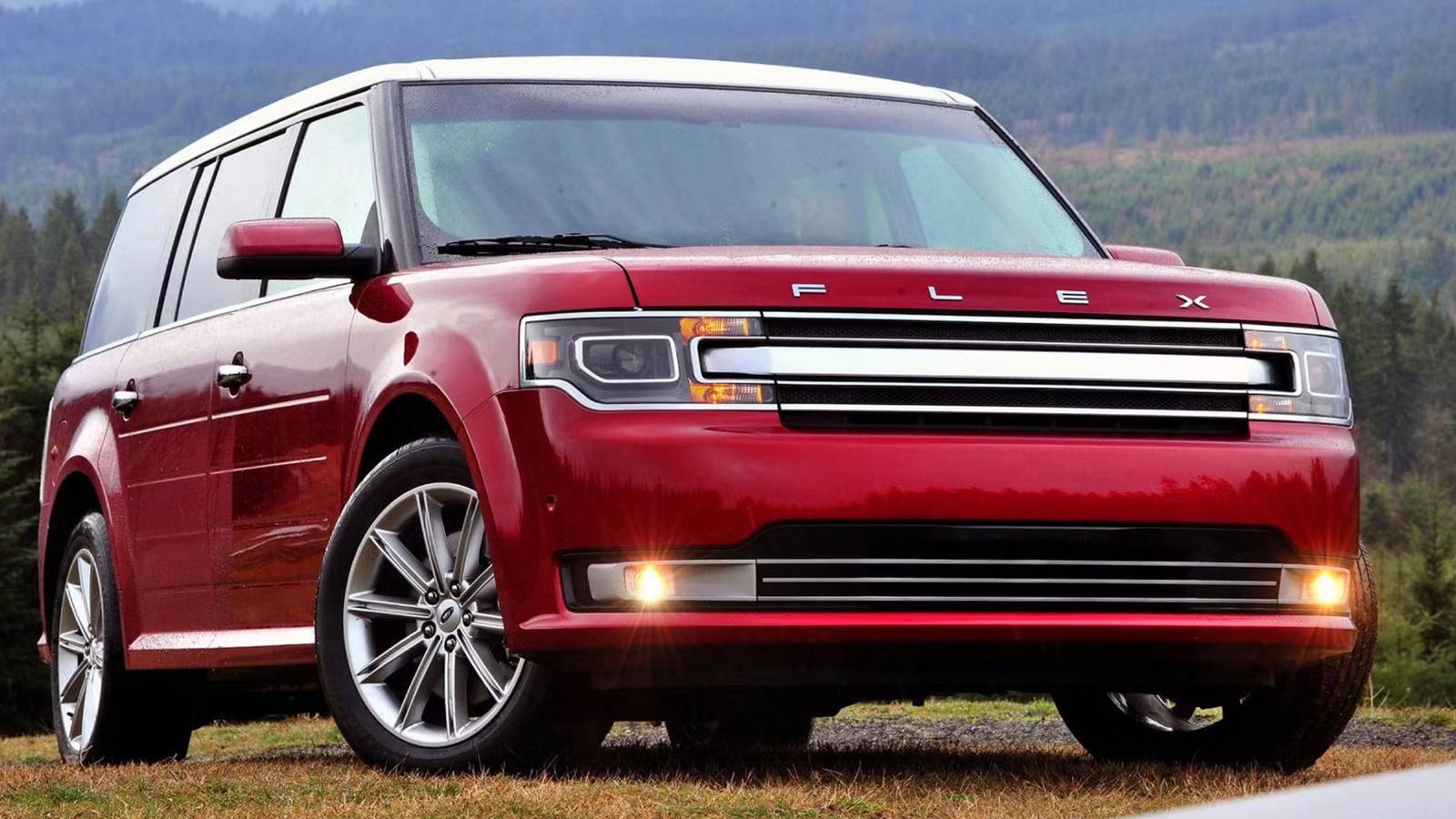 Un Ford Flex usato con parabrezza e sedili, in un parcheggio, con un'auto di lusso vicino