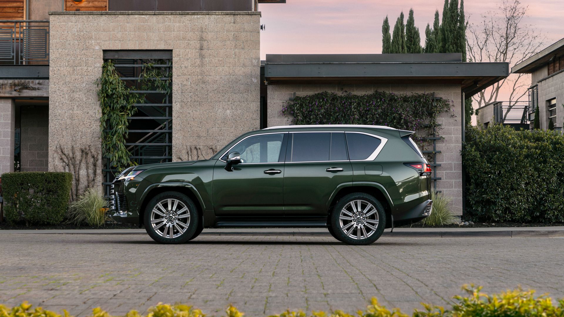Infiniti’s Big SUV Beats Lexus Once Again