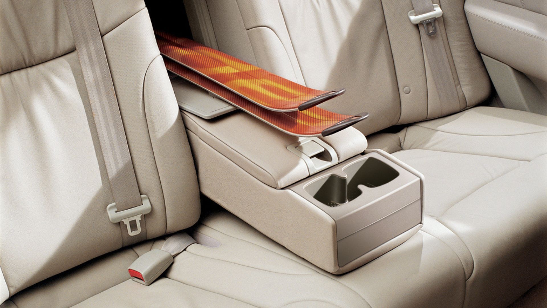 2004 - 2006 Kia Amanti - back seat