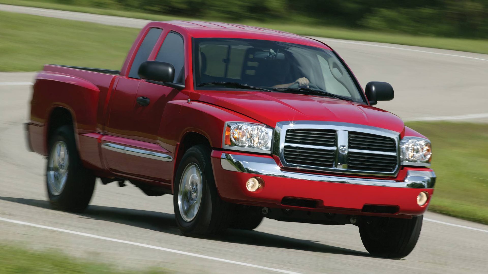 Silnik V8 4.7 l, wysoka moc i osiągi gorsze niż w czterocylindrowym aucie roboczym – Dodge Dakota to trudny wybór