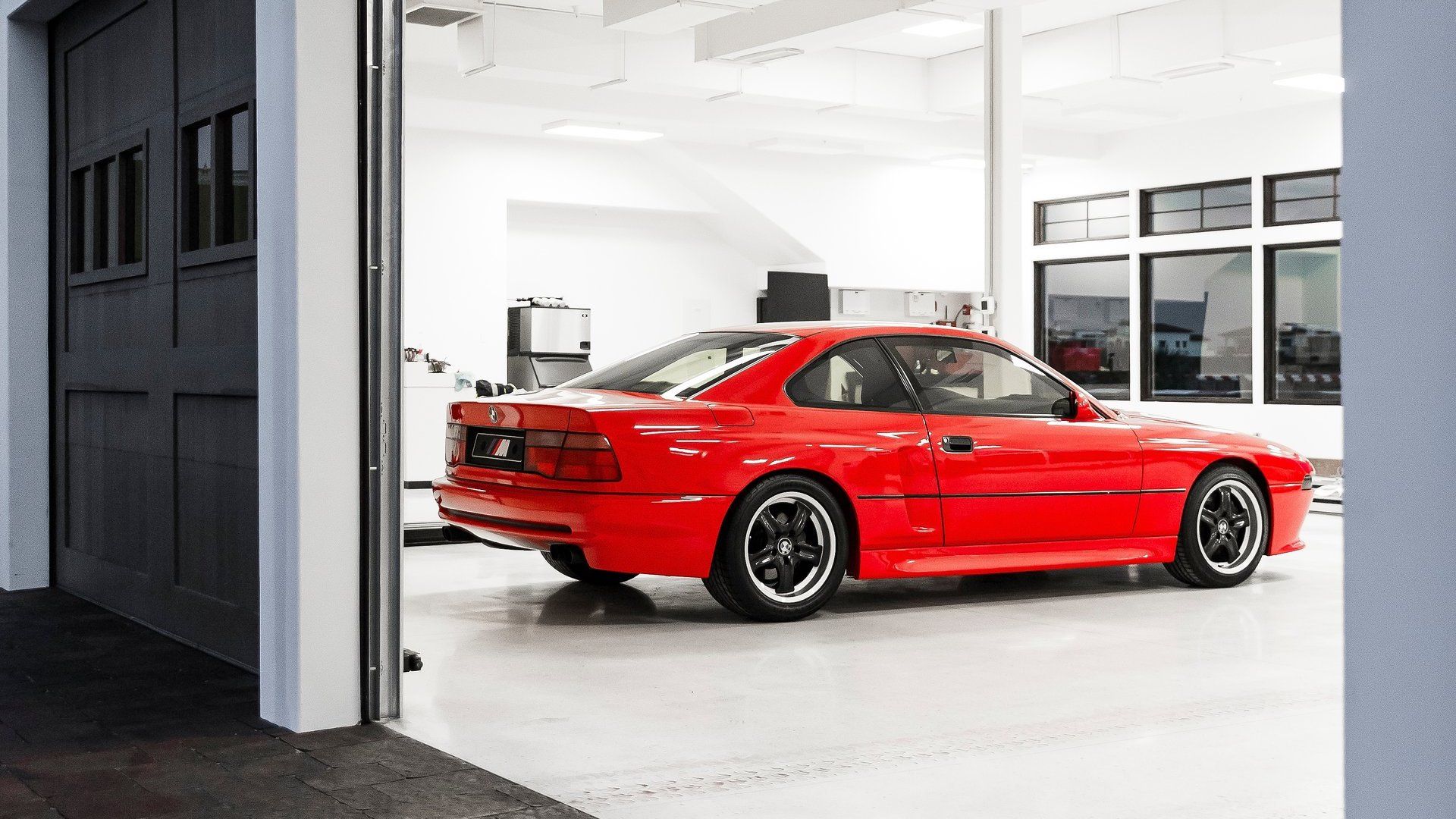 V12, 640 KM, 299 km/h: Pierwszy BMW M8 dzielił silnik z McLarenem F1