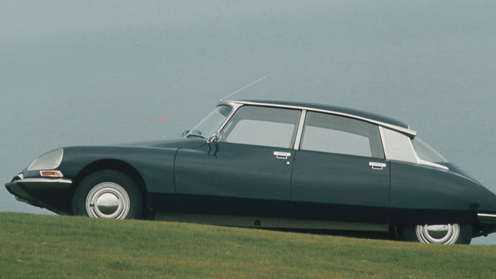 The Citroën DS Had A Novel Suspension That Was 50 Years Ahead Of Its Time