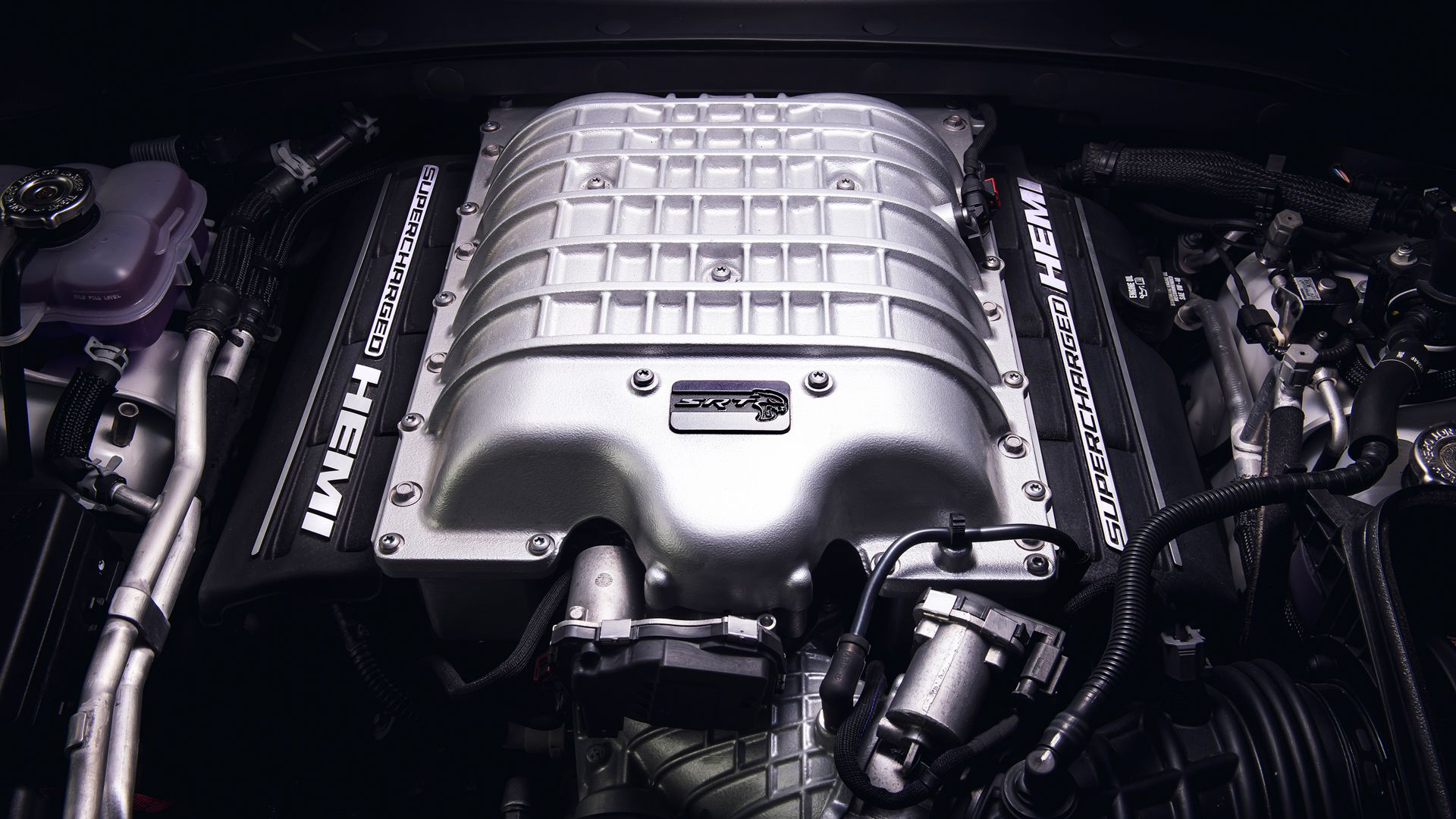 6 najgłośniejszych silników V8 z doładowaniem mechanicznym, które wciąż kupisz jako nowe w 2026 roku