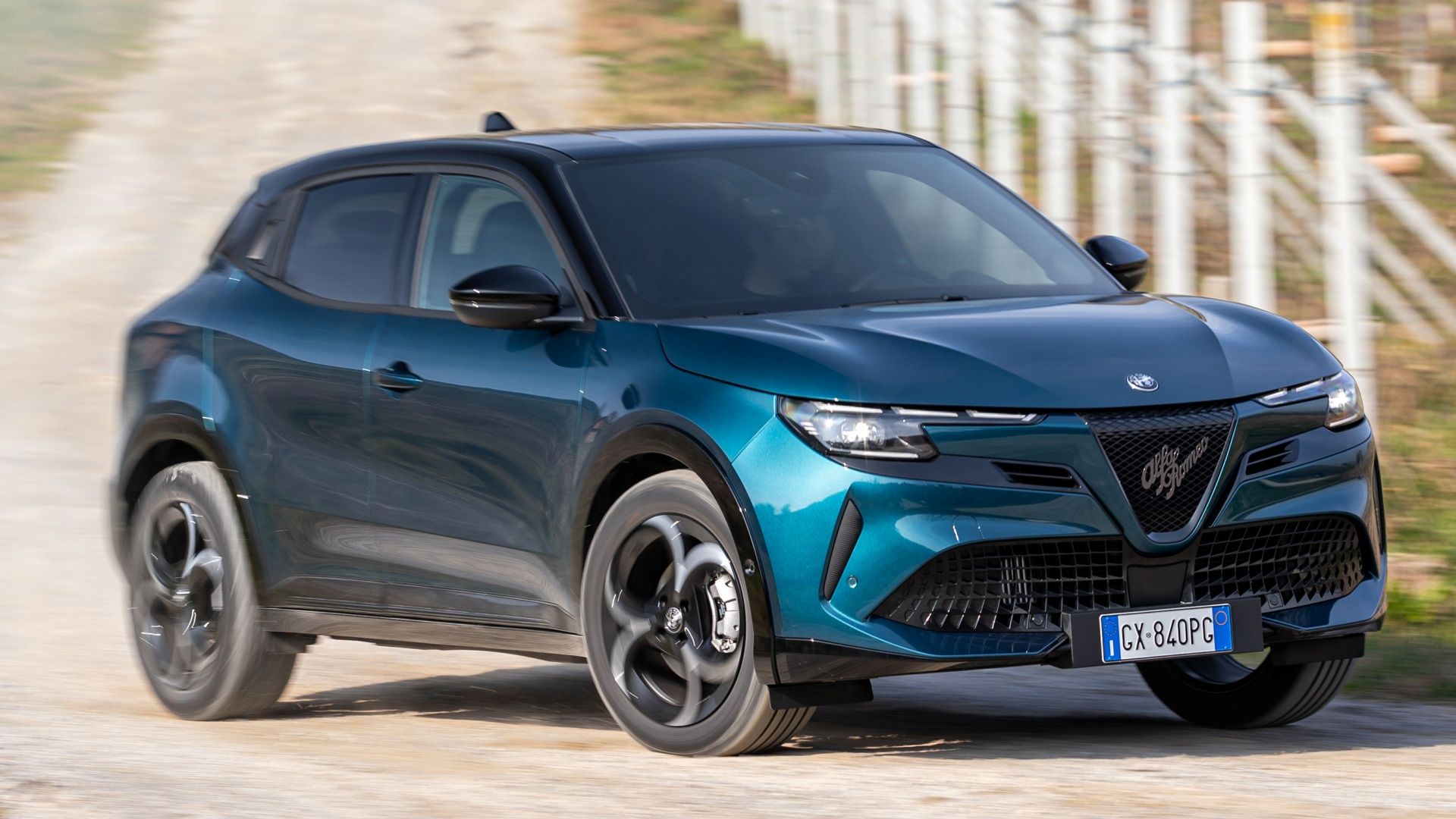 2025 Alfa Romeo Junior Ibrida Q4 front