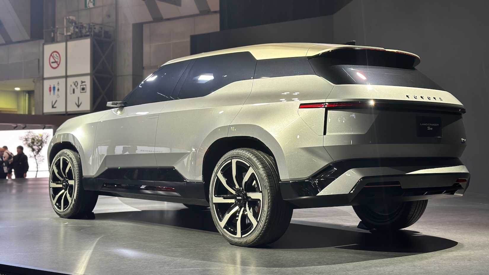 Toyota запускает электрокроссоверы с тремя рядами