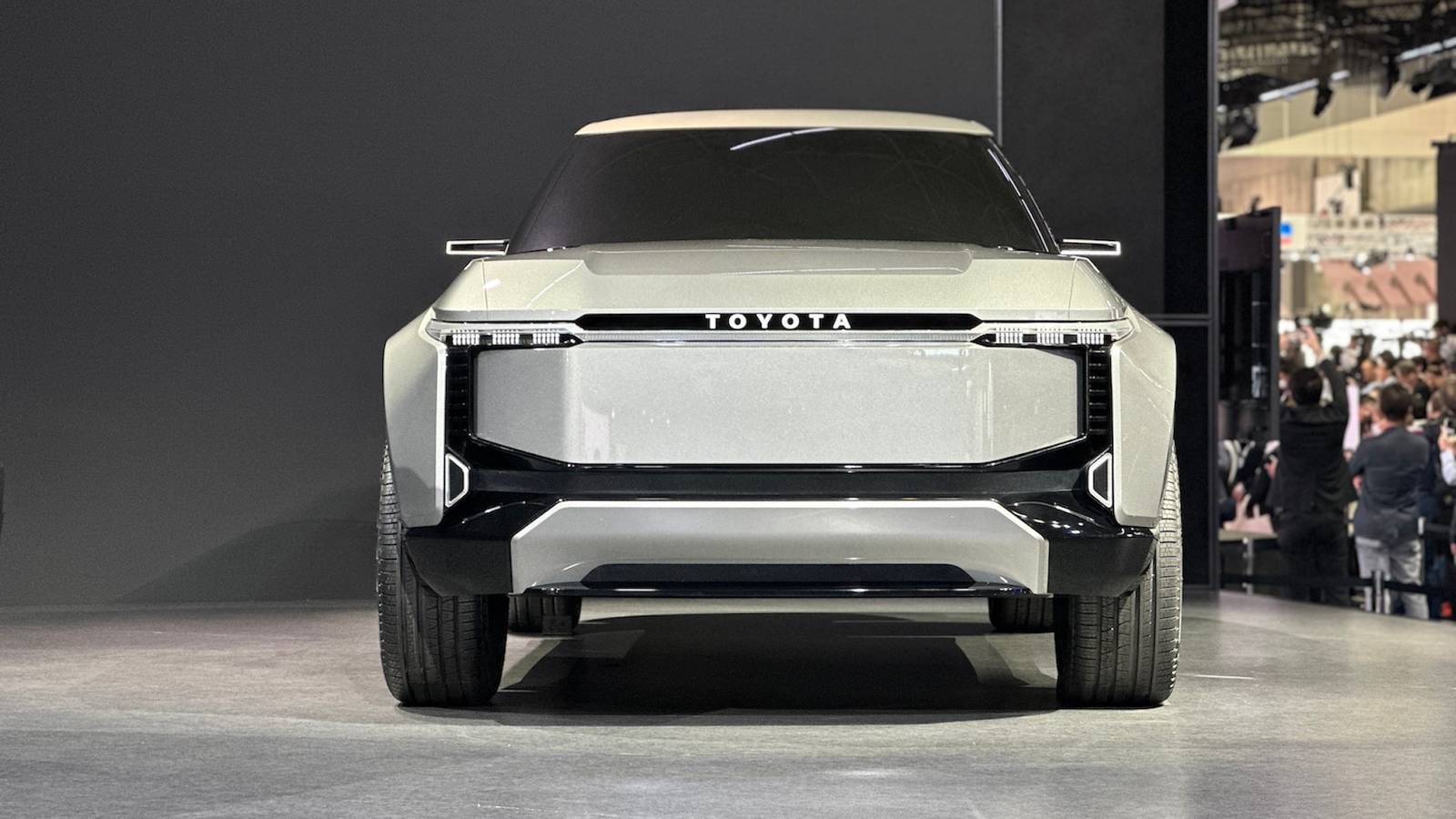 Toyota запускает электрокроссоверы с тремя рядами