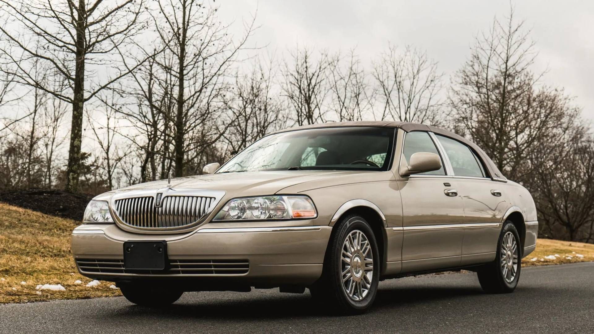 Lincoln Town Car: Review, Pricing, Photos, and Specs