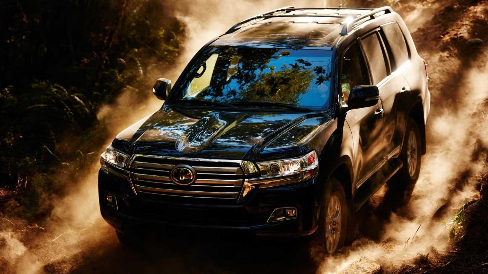2016 Toyota Land Cruiser front 3/4 off-roading