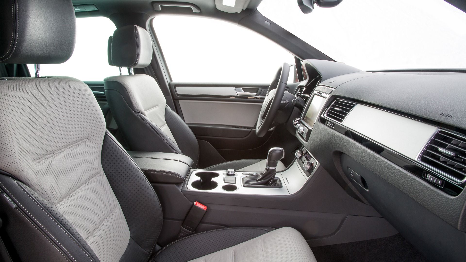 2017 Volkswagen Touareg Interior (1)