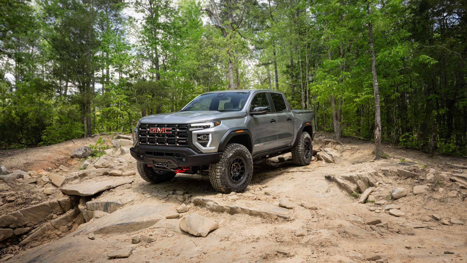 GMC Canyon AT4X AEV Edition спереди, вид в три четверти