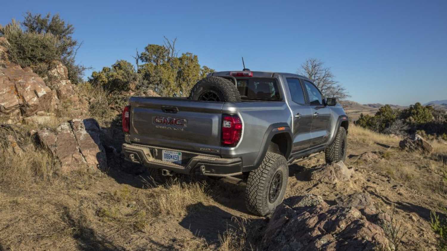 GMC Canyon AT4X AEV Edition 2025 года, вид сзади, в три четверти